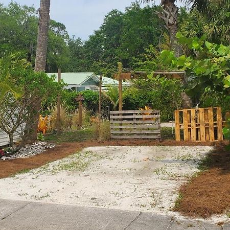 1 Beige Cozy Bungalow Or 1 White Cozy Efficiency Cottage In Titusville Extérieur photo