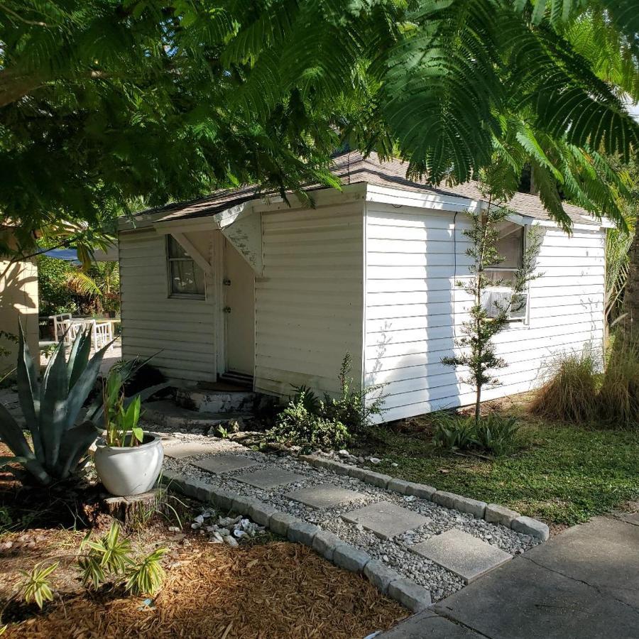 1 Beige Cozy Bungalow Or 1 White Cozy Efficiency Cottage In Titusville Extérieur photo