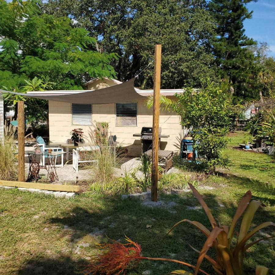 1 Beige Cozy Bungalow Or 1 White Cozy Efficiency Cottage In Titusville Extérieur photo
