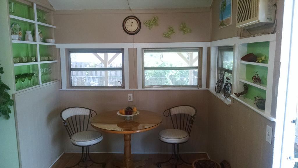1 Beige Cozy Bungalow Or 1 White Cozy Efficiency Cottage In Titusville Extérieur photo