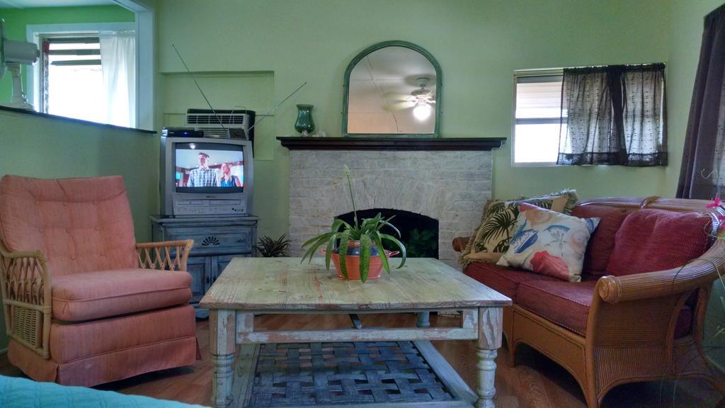 1 Beige Cozy Bungalow Or 1 White Cozy Efficiency Cottage In Titusville Extérieur photo